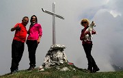 31 Alla croce di vetta del Pizzo Vescovo (2175 m)
